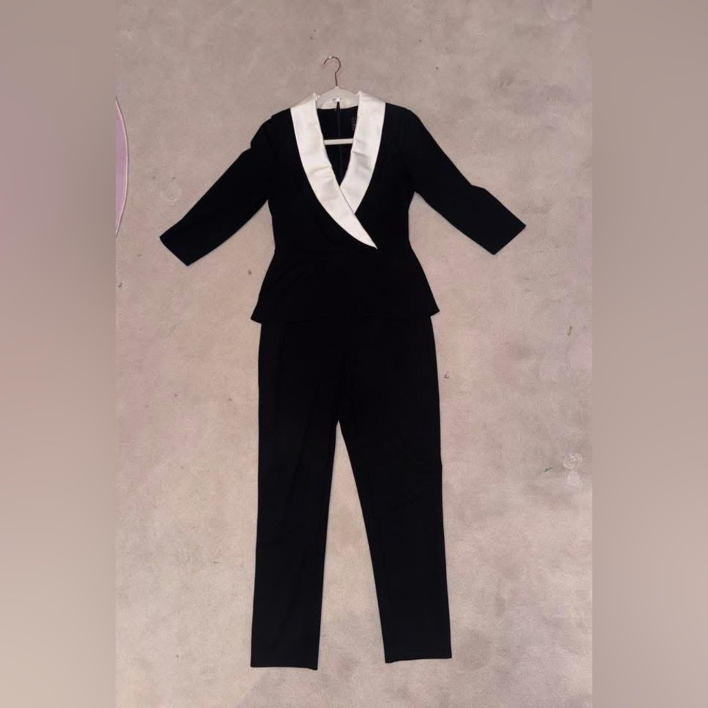 Adriana Papell Black and White Jumpsuit With Satin Lapel. Size 4